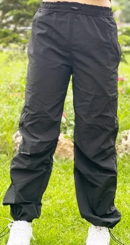 Gri paraşüt kumaş iş pantolonu, hafif ve su itici sık dokuma, personel üzerinde açık alan görünümü