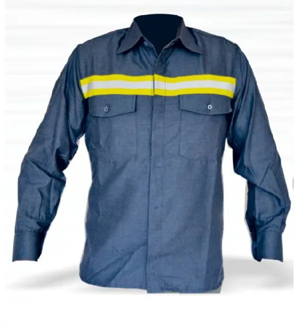 Mavi denim uzun kollu iş gömleği, göğüs hizasında sarı-gümüş reflektör şerit ve kapaklı iki göğüs cebi, ürün görünümü · İlke Tekstil