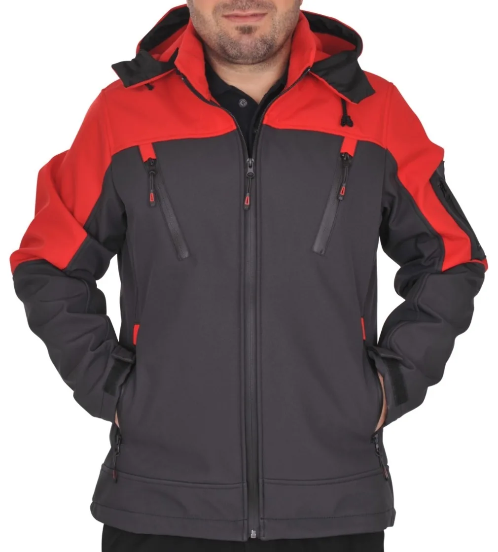 Siyah ve kırmızı parçalı kapşonlu softshell iş montu, fermuarlı, personel üzerinde önden görünüm