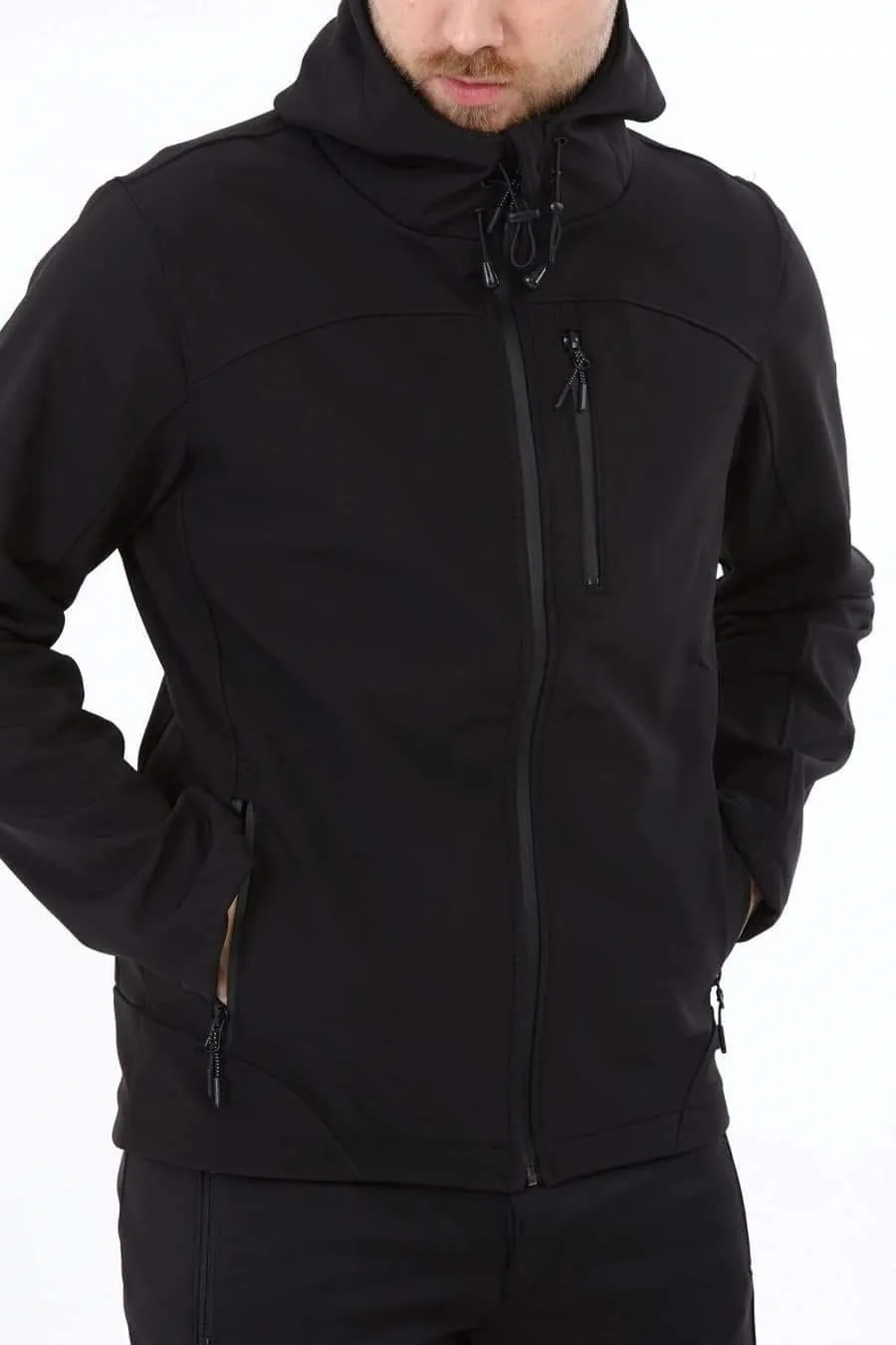 Siyah softshell su ve rüzgar geçirmez iş montu, taktik cepli, personel üzerinde önden görünüm
