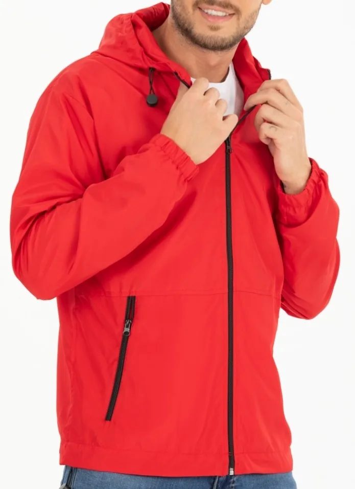 Kırmızı kapşonlu softshell iş montu, fermuarlı, stüdyo ürün görünümü, önden